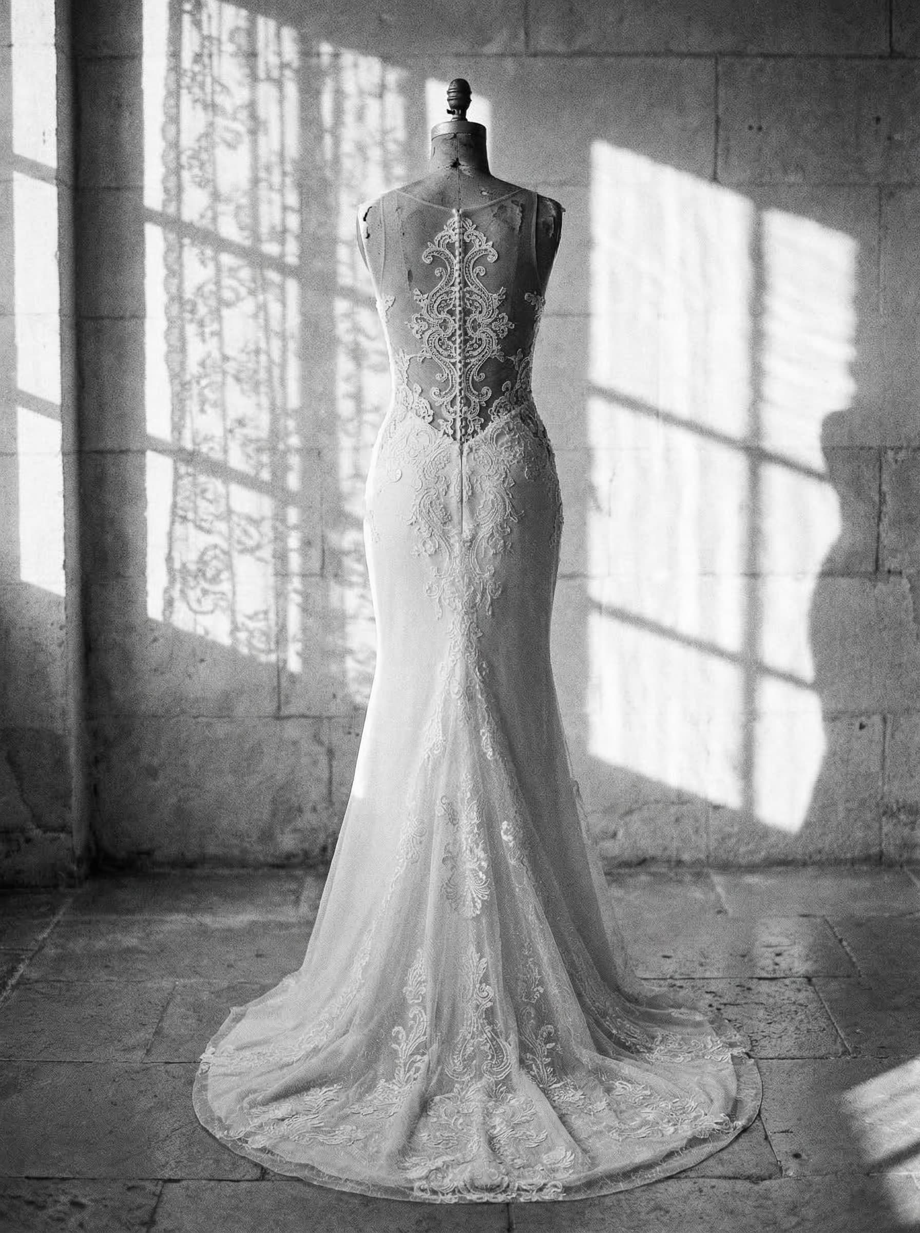 Miriam: Fitted mermaid silhouette in French lace